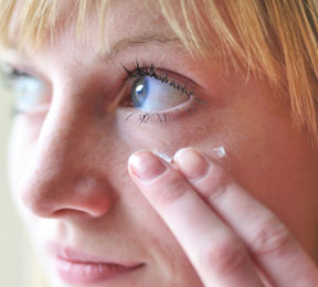 Clear Up Raccoon Eyes with These 3 Tricks Clear Up Raccoon Eyes with These 3 Tricks